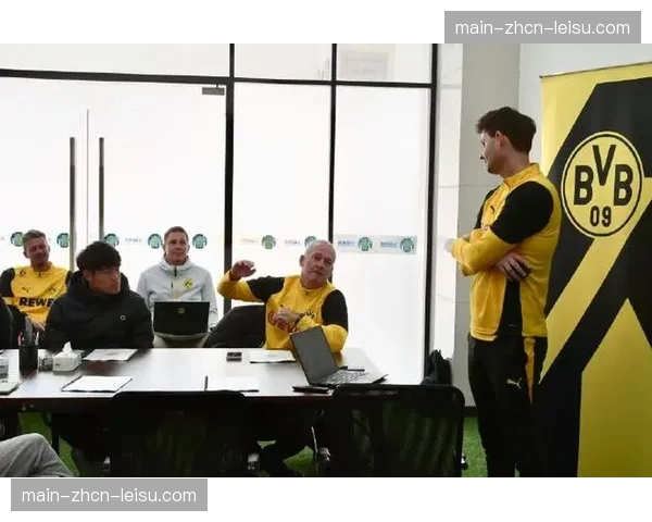 欧冠俱乐部举办社区活动，球星走进当地青训营