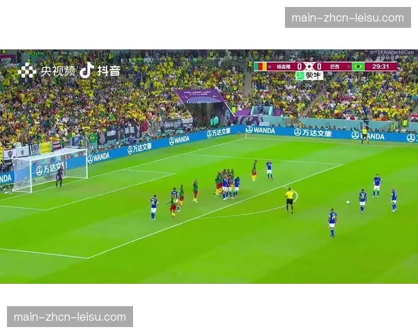 特写：尼斯任意球专家在罚球前凝视人墙与守门员的专注眼神