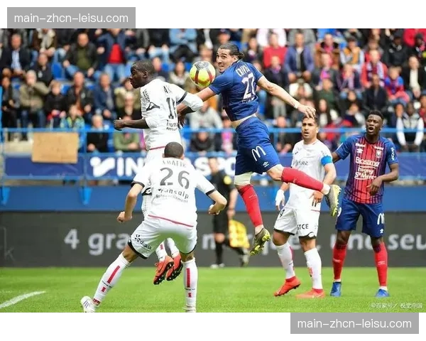 冲突：马赛与里昂球员在比赛最后阶段发生大规模推搡